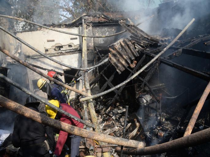 Two shops gutted in fire; Incident on Mumbai-Pune highway | आगीत दोन दुकाने खाक; मुंबई-पुणे महामार्गावरील घटना Two shops gutted in fire; Incident on Mumbai-Pune highway | आगीत दोन दुकाने खाक; मुंबई-पुणे महामार्गावरील घटना
