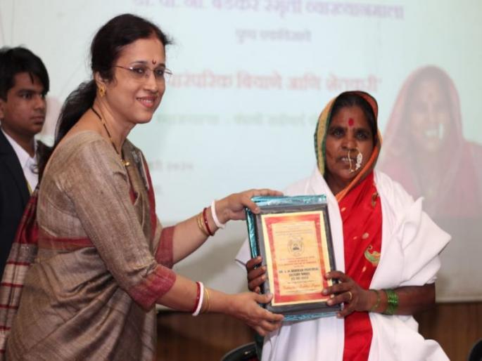 There is a need to take the lead in using native weed seeds - seedsmata rahibai popere | देशी वाणाची बियाणे वापरण्यास पुढाकार घेतला पाहिजे - बीजमाता राहीबाई पोपेरे There is a need to take the lead in using native weed seeds - seedsmata rahibai popere | देशी वाणाची बियाणे वापरण्यास पुढाकार घेतला पाहिजे - बीजमाता राहीबाई पोपेरे