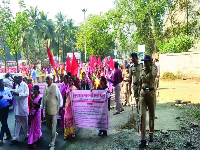 Anganwadi workers stage a march for pending demands | प्रलंबित मागण्यांसाठी अंगणवाडी कर्मचाऱ्यांनी काढला मोर्चा Anganwadi workers stage a march for pending demands | प्रलंबित मागण्यांसाठी अंगणवाडी कर्मचाऱ्यांनी काढला मोर्चा