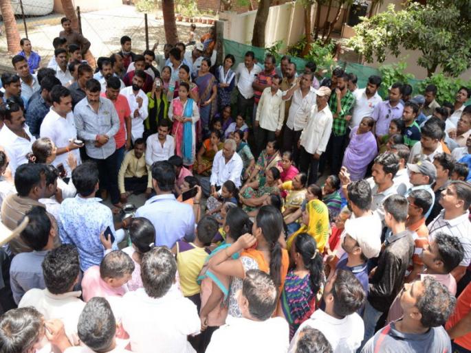 Anti-encroachment action team target by citizen | रहाटणी येथे अतिक्रमण विरोधी कारवाई पथकावर दगडफेक Anti-encroachment action team target by citizen | रहाटणी येथे अतिक्रमण विरोधी कारवाई पथकावर दगडफेक