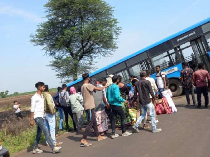 Accident of Rahu-Wagholi PMP bus due to sudden breakage of steering rod; Nine to ten passengers injured | राहू-वाघोली PMP बसचा अचानक स्टेरिंग रॉड तुटल्याने अपघात; नऊ ते दहा प्रवासी जखमी Accident of Rahu-Wagholi PMP bus due to sudden breakage of steering rod; Nine to ten passengers injured | राहू-वाघोली PMP बसचा अचानक स्टेरिंग रॉड तुटल्याने अपघात; नऊ ते दहा प्रवासी जखमी