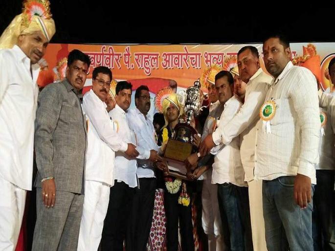 The political arena painted in the memory of Rahul Awara | राहुल आवारेच्या सत्कारात रंगला राजकीय आखाडा