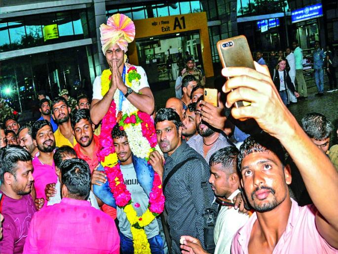 Special appreciation from parents! rahul aware wonderful welcome in pune | आई-वडिलांनी केलेले कौतुक स्पेशल! राहुल आवारेचे पुण्यात जोरदार स्वागत Special appreciation from parents! rahul aware wonderful welcome in pune | आई-वडिलांनी केलेले कौतुक स्पेशल! राहुल आवारेचे पुण्यात जोरदार स्वागत