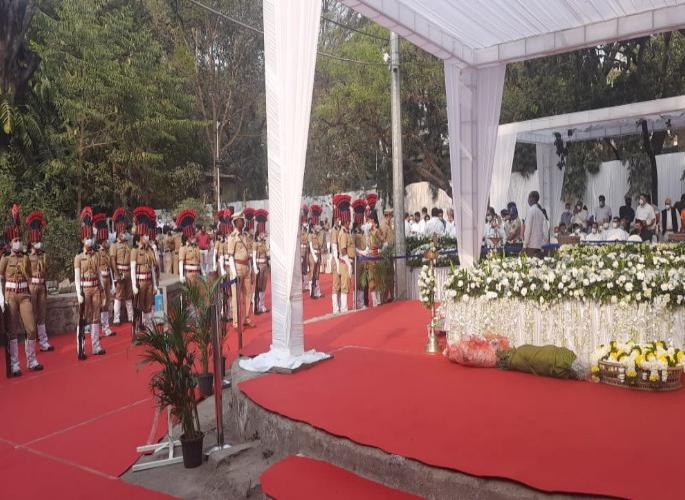rahul bajaj passed away in pune | 'हमारा बजाज'च्या शिल्पकाराला अखेरचा निरोप; राहुल बजाज यांच्यावर पुण्यात शासकीय इतमामात अंत्यसंस्कार rahul bajaj passed away in pune | 'हमारा बजाज'च्या शिल्पकाराला अखेरचा निरोप; राहुल बजाज यांच्यावर पुण्यात शासकीय इतमामात अंत्यसंस्कार