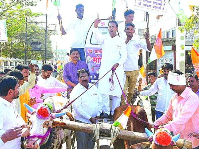 Congress bullock cart rally against petrol, diesel price hike | बुलडाण्यात इंधन भाववाढ विरोधात काँग्रेसचा बैलगाडी मोर्चा Congress bullock cart rally against petrol, diesel price hike | बुलडाण्यात इंधन भाववाढ विरोधात काँग्रेसचा बैलगाडी मोर्चा