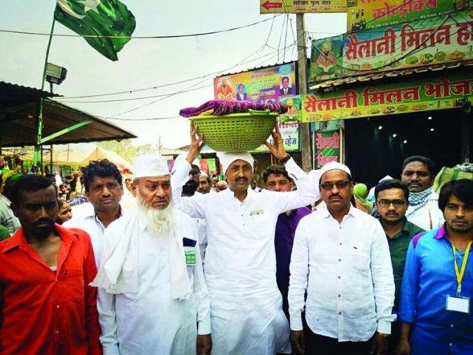 Salani Darga has increased devotees! | सैलानी दर्गा येथे भाविकांची वर्दळ वाढली! Salani Darga has increased devotees! | सैलानी दर्गा येथे भाविकांची वर्दळ वाढली!