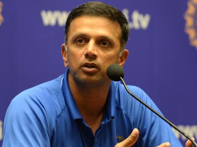 Never went Pakistan's dressing room clears Rahul Dravid | पाकिस्तानच्या ड्रेसिंग रुममध्ये गेलोच नव्हतो, राहुल द्रविडने केलं स्पष्ट