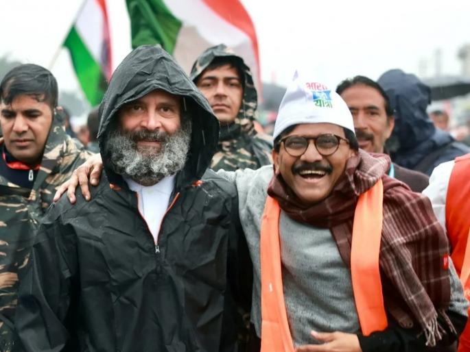 Bitter cold, rain, still 'Bharat Jodo' continues Rahul Gandhi with Sanjay Raut | कडाक्याची थंडी, पाऊस, तरीही ‘भारत जोडो’ सुरूच Bitter cold, rain, still 'Bharat Jodo' continues Rahul Gandhi with Sanjay Raut | कडाक्याची थंडी, पाऊस, तरीही ‘भारत जोडो’ सुरूच