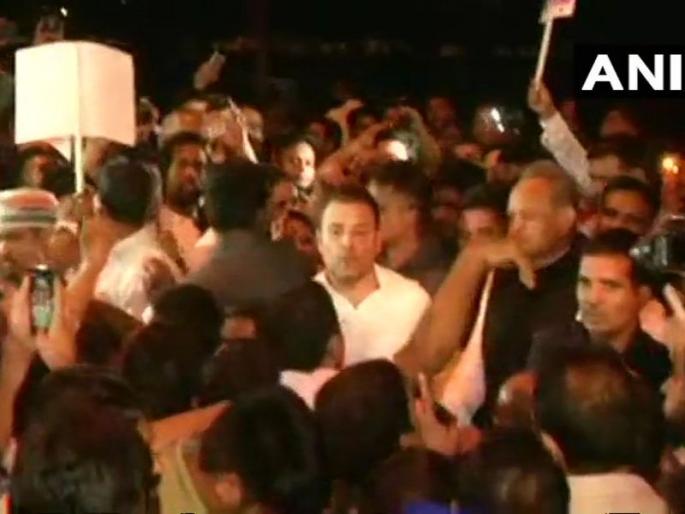 Rahul Gandhi's Condole March protesting against Unnao-Kadua gang rape case | महिला अत्याचाराविरोधात सरकारनं कडक पावलं उचलावीत- राहुल गांधी Rahul Gandhi's Condole March protesting against Unnao-Kadua gang rape case | महिला अत्याचाराविरोधात सरकारनं कडक पावलं उचलावीत- राहुल गांधी