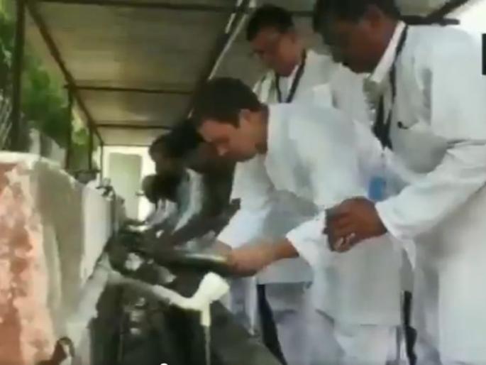Sonia Gandhi and Rahul Gandhi wash their plates after lunch in Sevagram in Wardha | VIDEO: बापू कुटीत राहुल, सोनिया गांधींनी स्वत:च धुतलं स्वत:चं ताट