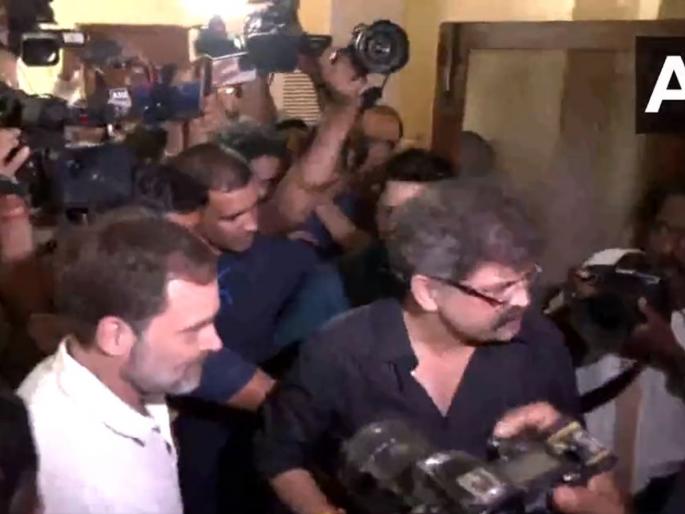 Rahul Gandhi meets Sharad Pawar by canceling press conference; Welcomed by Jitendra Awhad | पत्रकार परिषद रद्द करून राहुल गांधी शरद पवारांच्या भेटीला; आव्हाडांनी केले स्वागत Rahul Gandhi meets Sharad Pawar by canceling press conference; Welcomed by Jitendra Awhad | पत्रकार परिषद रद्द करून राहुल गांधी शरद पवारांच्या भेटीला; आव्हाडांनी केले स्वागत