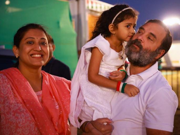 Bharat Jodo Yatra: Rahul Gandhi fulfilled the child's insistence for a month | Bharat Jodo Yatra: चिमुकलीचा महिनाभरापासूनचा हट्ट राहुल गांधींनी केला पूर्ण Bharat Jodo Yatra: Rahul Gandhi fulfilled the child's insistence for a month | Bharat Jodo Yatra: चिमुकलीचा महिनाभरापासूनचा हट्ट राहुल गांधींनी केला पूर्ण