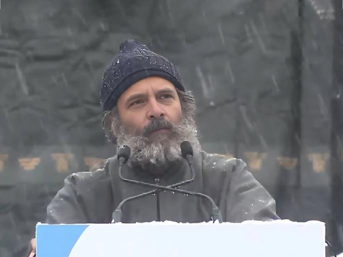 congress rahul gandhi slams bjp and modi govt in bharat jodo yatra at jammu kashmir | Rahul Gandhi Bharat Jodo Yatra: “भाजप नेते घाबरट, जम्मूत यात्रा काढू शकत नाहीत”; भर बर्फवृष्टीत राहुल गांधींचा घणाघात