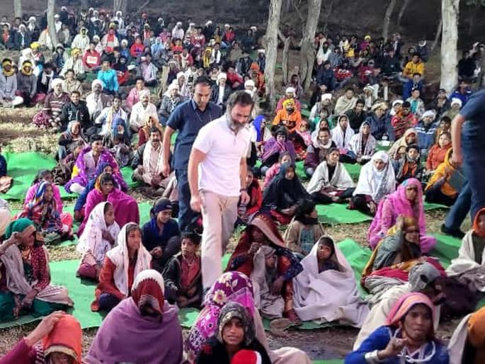 Bharat Jodo Yatra: Tribals spend the night awake in bitter cold to meet Rahul Gandhi | Bharat Jodo Yatra: राहुल गांधींच्या भेटीसाठी कडाक्याच्या थंडीत आदिवासींनी काढली रात्र जागून