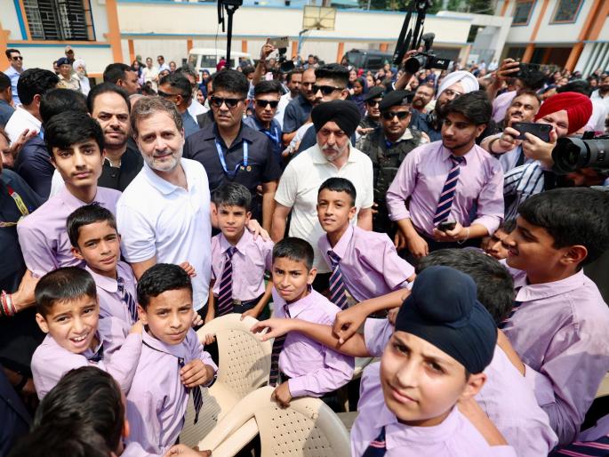 do not worry everything will be fine congress mp rahul gandhi met to the families of those victims in the border areas | काळजी नको, सगळे सुरळीत होईल; राहुल गांधींचा दिलासा, सीमाभागातील मृतांच्या कुटुंबांचे सांत्वन do not worry everything will be fine congress mp rahul gandhi met to the families of those victims in the border areas | काळजी नको, सगळे सुरळीत होईल; राहुल गांधींचा दिलासा, सीमाभागातील मृतांच्या कुटुंबांचे सांत्वन