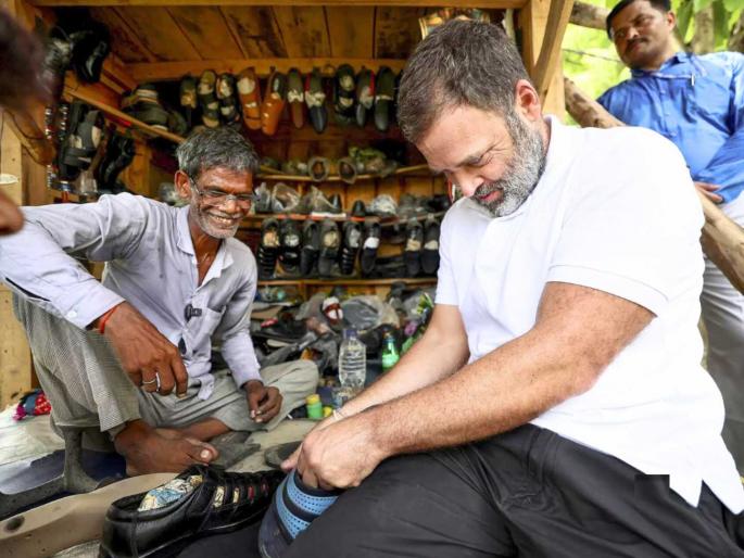 rahul gandhi sewn slippers cost very increased | राहुल गांधींनी शिवलेल्या चप्पलला सोन्याचा भाव; लोक म्हणताहेत वाटेल ती किंमत देतो rahul gandhi sewn slippers cost very increased | राहुल गांधींनी शिवलेल्या चप्पलला सोन्याचा भाव; लोक म्हणताहेत वाटेल ती किंमत देतो