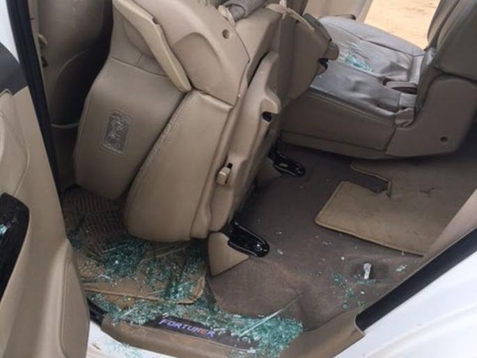 Charges against Rahul Gandhi's car attacked, BJP workers | राहुल गांधींच्या गाडीवर हल्ला, भाजपा कार्यकर्त्यांवर आरोप Charges against Rahul Gandhi's car attacked, BJP workers | राहुल गांधींच्या गाडीवर हल्ला, भाजपा कार्यकर्त्यांवर आरोप