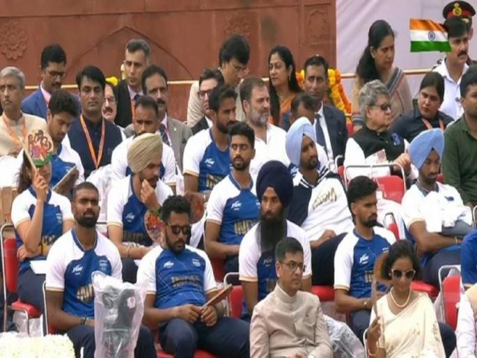 Rahul Gandhi takes back seat during independence Day celebration at Red Fort | Rahul Gandhi : लाल किल्ल्यावरील कार्यक्रमात राखीव सीट सोडून राहुल गांधी मागच्या रांगेत जाऊन का बसले? संरक्षण मंत्रालयानं सांगितलं... Rahul Gandhi takes back seat during independence Day celebration at Red Fort | Rahul Gandhi : लाल किल्ल्यावरील कार्यक्रमात राखीव सीट सोडून राहुल गांधी मागच्या रांगेत जाऊन का बसले? संरक्षण मंत्रालयानं सांगितलं...