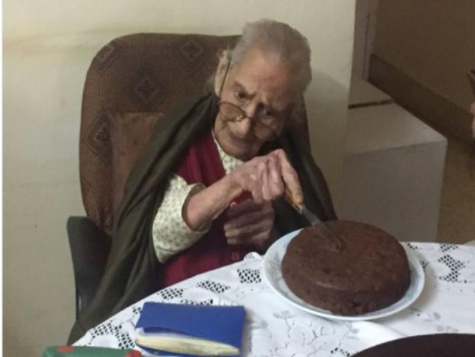 'Rahul Gandhi is very handsome', 107-year-old grandmother, Fan Number One | 'राहुल गांधी खूप हॅण्डसम', 107 वर्षांची आजी आहे फॅन नंबर वन 'Rahul Gandhi is very handsome', 107-year-old grandmother, Fan Number One | 'राहुल गांधी खूप हॅण्डसम', 107 वर्षांची आजी आहे फॅन नंबर वन