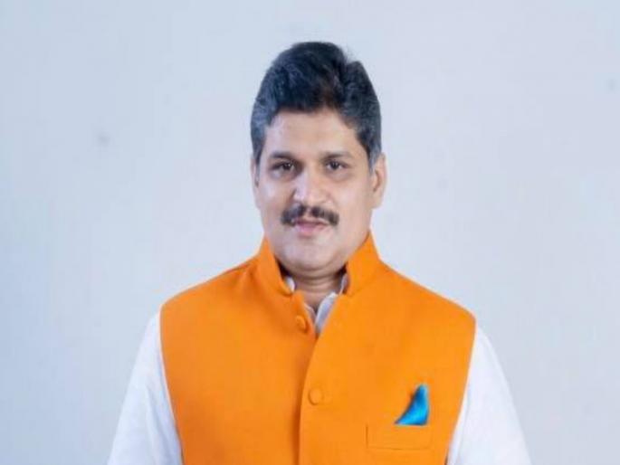 Shiv Sena party leaders threw glass at the PCMC for refusing to speak | बोलू न दिल्याने शिवसेना गटनेत्याने भर सभेत फोडला ग्लास Shiv Sena party leaders threw glass at the PCMC for refusing to speak | बोलू न दिल्याने शिवसेना गटनेत्याने भर सभेत फोडला ग्लास