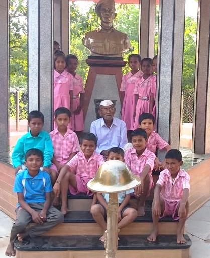 Grandfather on the shrine of the monument begins to tell the story of the grandson of a martyr! | स्मारकाच्या कट्ट्यावर आजोबा सांगू लागले शहीद नातवाची शौर्यगाथा ! Grandfather on the shrine of the monument begins to tell the story of the grandson of a martyr! | स्मारकाच्या कट्ट्यावर आजोबा सांगू लागले शहीद नातवाची शौर्यगाथा !