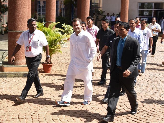 Rahul Gandhi met Parrikar, asked for health | राहुल गांधी पर्रीकरांना भेटले, तब्येतीची केली विचारणा Rahul Gandhi met Parrikar, asked for health | राहुल गांधी पर्रीकरांना भेटले, तब्येतीची केली विचारणा