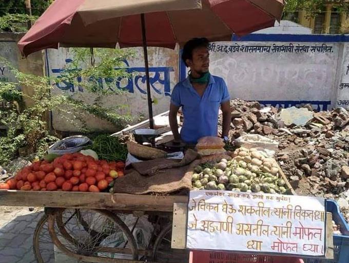 coronavirus : Aurangabad young man Rahul Labade, vegetable vendor, giving vegetables free of cost to needy. | अडचण असेल तर मोफत घ्या ! - औरंगाबादच्या भाजी विक्रेत्या तरुणाची दिलदार गोष्ट  