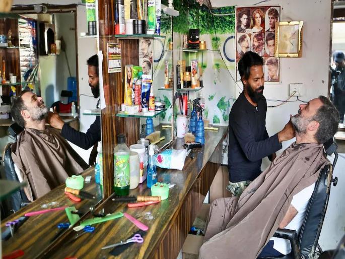 Rahul Gandhi return gift to a salon driver and cobbler in Rae Bareli; Both were happy | रायबरेलीतल्या सलून चालक अन् मोचीला राहुल गांधींचं रिटर्न गिफ्ट; दोघेही झाले खुश Rahul Gandhi return gift to a salon driver and cobbler in Rae Bareli; Both were happy | रायबरेलीतल्या सलून चालक अन् मोचीला राहुल गांधींचं रिटर्न गिफ्ट; दोघेही झाले खुश