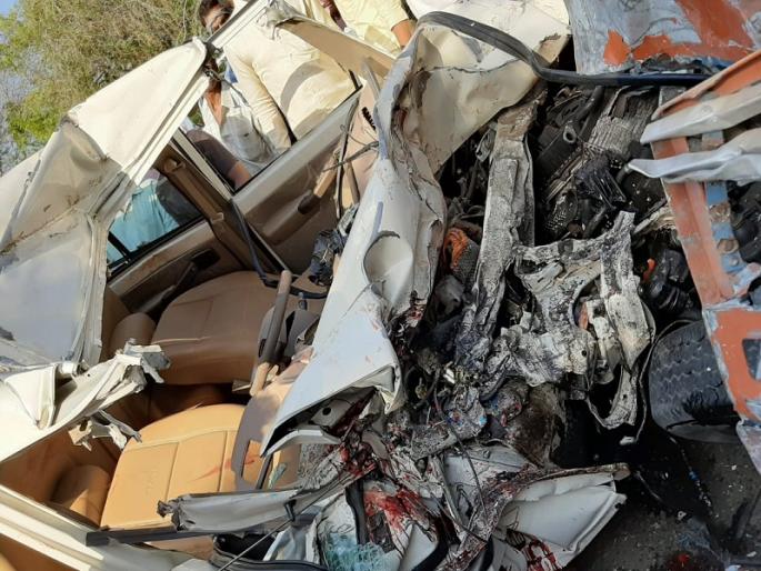 Rahuri - accidents on Shanishinganapur road : Three people serious | राहुरी - शनिशिंगणापूर फाट्यावर भीषण अपघात : तीन जण गंभीर Rahuri - accidents on Shanishinganapur road : Three people serious | राहुरी - शनिशिंगणापूर फाट्यावर भीषण अपघात : तीन जण गंभीर