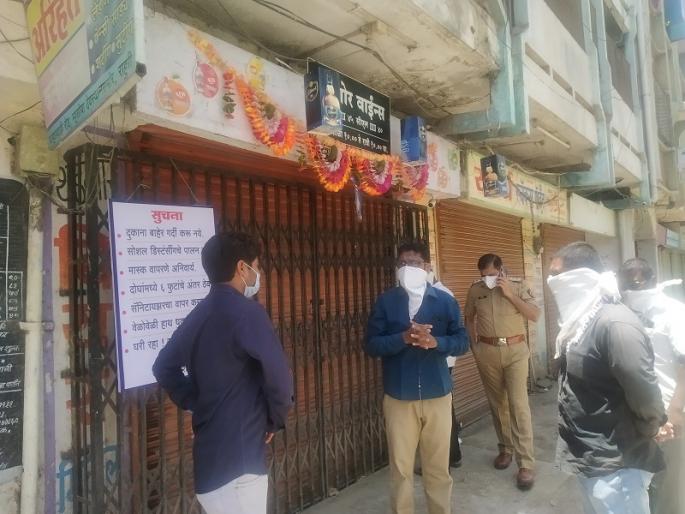 Lathi charge on Taliram in Rahuri; Sealed knock to three shops | राहुरीत तळीरामांवर लाठीचार्ज; तीन दुकानांना ठोकले सील