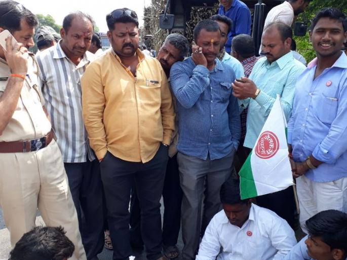 Nagar-Manmad highway was stopped for the price to get the sugarcane prices of Rs 3100; Farmer's organization started the movement | उसाला ३१०० रुपये भाव मिळावा, यासाठी राहुरीत नगर-मनमाड महामार्ग रोखला; शेतकरी संघटनेचे आंदोलन सुरु Nagar-Manmad highway was stopped for the price to get the sugarcane prices of Rs 3100; Farmer's organization started the movement | उसाला ३१०० रुपये भाव मिळावा, यासाठी राहुरीत नगर-मनमाड महामार्ग रोखला; शेतकरी संघटनेचे आंदोलन सुरु