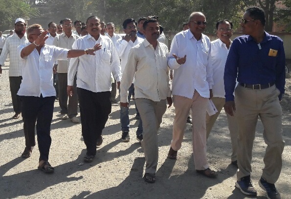 Frontier traders' protest against repeated calls for repeated closure | वारंवार बंद पुकारून वेठीस धरणारांविरोधात राहुरीत व्यापा-यांचा मोर्चा Frontier traders' protest against repeated calls for repeated closure | वारंवार बंद पुकारून वेठीस धरणारांविरोधात राहुरीत व्यापा-यांचा मोर्चा