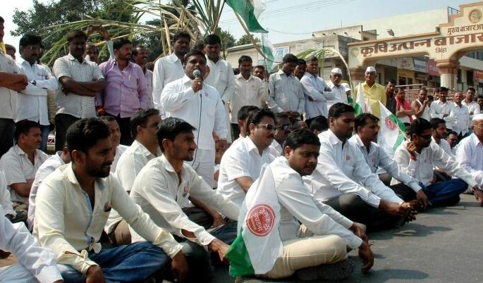 Road Stop at Rahuri to get the price of sugarcane @ 3400 rupees | उसाला ३४०० रुपये दर मिळण्यासाठी राहुरीत रास्ता रोको