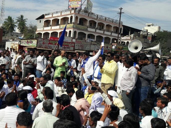 Nitin further murder case: Stop the path of RPI in the house | नितीन आगे खून प्रकरण : राहुरीत आरपीआयचा रास्ता रोको Nitin further murder case: Stop the path of RPI in the house | नितीन आगे खून प्रकरण : राहुरीत आरपीआयचा रास्ता रोको