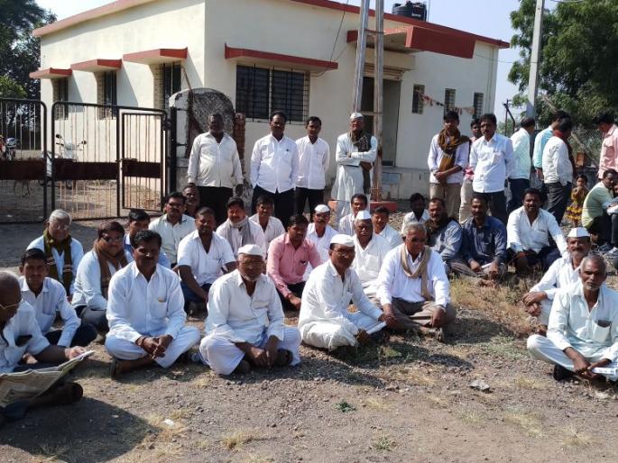 Mahavitaran attacks farmers of Brahmini village in Rahuri taluka | राहुरी तालुक्यामधील ब्राम्हणी गावातील शेतक-यांचा महावितरणवर हल्लाबोल Mahavitaran attacks farmers of Brahmini village in Rahuri taluka | राहुरी तालुक्यामधील ब्राम्हणी गावातील शेतक-यांचा महावितरणवर हल्लाबोल