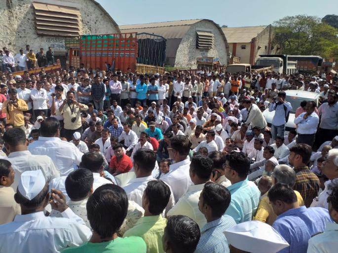 Journalist Strike Case: Stop smoking in Rahuri | पत्रकार मारहाण प्रकरण : राहुरीमध्ये कडकडीत बंद Journalist Strike Case: Stop smoking in Rahuri | पत्रकार मारहाण प्रकरण : राहुरीमध्ये कडकडीत बंद