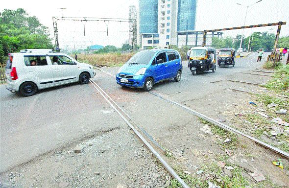 that road was illegal | रेल्वेफाटकावरचा ‘तो’ रस्ता बेकायदेशीरच! that road was illegal | रेल्वेफाटकावरचा ‘तो’ रस्ता बेकायदेशीरच!