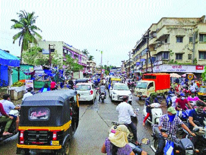 The announcement of the lockdown made the market crowded, forgetting the social gap | लॉकडाऊनच्या घोषणेने बाजारात गर्दी, सामाजिक अंतराचा पडला विसर The announcement of the lockdown made the market crowded, forgetting the social gap | लॉकडाऊनच्या घोषणेने बाजारात गर्दी, सामाजिक अंतराचा पडला विसर
