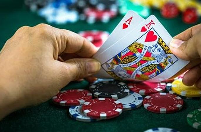 Raids on two gambling spot; 2 lakh seized from 15 gamblers | दोन बड्या जुगार अड्ड्यावर धाड; १५ जुगारींकडून दोन लाखांचा मुद्देमाल जप्त 
