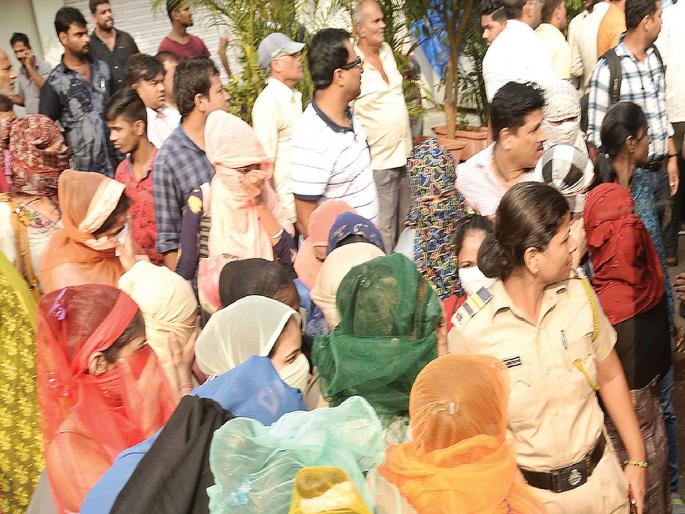 Police raid a bar near APMC | एपीएमसीजवळील बारवर पोलिसांचा छापा Police raid a bar near APMC | एपीएमसीजवळील बारवर पोलिसांचा छापा