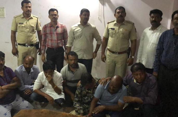 Eight people with a doctor arrested in gambling den raid at Nagpur | नागपुरातील जुगार अड्डयावरील धाडीत डॉक्टरसह अडकले ८ जण Eight people with a doctor arrested in gambling den raid at Nagpur | नागपुरातील जुगार अड्डयावरील धाडीत डॉक्टरसह अडकले ८ जण