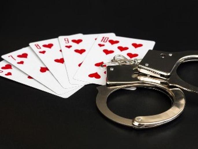 Gamblers, teachers, police, forest workers arrested in gambling raid | काय हे! पोलीस, शिक्षक, वनाधिकारी खेळत होते जुगार, पोलिसांनी टाकला छापा आणि केली अटक  Gamblers, teachers, police, forest workers arrested in gambling raid | काय हे! पोलीस, शिक्षक, वनाधिकारी खेळत होते जुगार, पोलिसांनी टाकला छापा आणि केली अटक