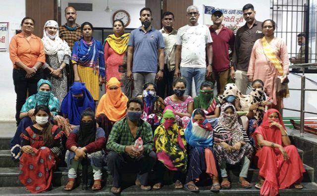 Police action in Ganga Jamuna: 14 girls released | गंगा जमुनात पोलिसांची कारवाई : १४ युवतींची केली सुटका Police action in Ganga Jamuna: 14 girls released | गंगा जमुनात पोलिसांची कारवाई : १४ युवतींची केली सुटका