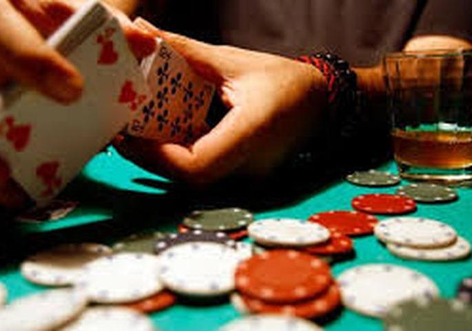 Special squad raids on gambling in Malegaon bazar of Telhara taluka | माळेगाव बाजारातील जुगारावर विशेष पथकाचा छापा