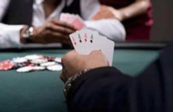 Raids on gambling in Akola MIDC Area; Nine arrested | एमआयडीसीतील जुगारावर धाड; नऊ आराेपी अटकेत