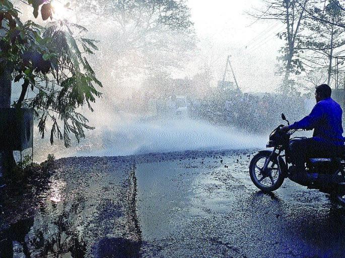 The water supply to the city of Roha erupts | रोहा शहराला पाणीपुरवठा करणारी जलवाहिनी फुटली The water supply to the city of Roha erupts | रोहा शहराला पाणीपुरवठा करणारी जलवाहिनी फुटली