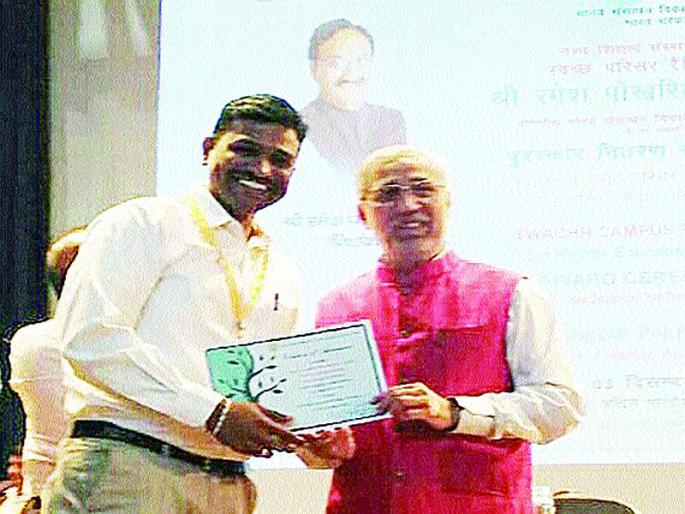 2500 trees were planted by students, teachers; Award for Rahul Dharkar College in Karjat | कर्जतमध्ये विद्यार्थी, शिक्षकांनी केली २,५०० वृक्षांची लागवड; राहुल धारकर महाविद्यालयाला पुरस्कार 2500 trees were planted by students, teachers; Award for Rahul Dharkar College in Karjat | कर्जतमध्ये विद्यार्थी, शिक्षकांनी केली २,५०० वृक्षांची लागवड; राहुल धारकर महाविद्यालयाला पुरस्कार