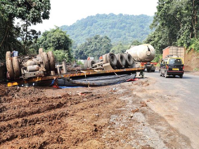 233 victims of 798 accidents in Raigad district | रायगड जिल्ह्यात ७९८ अपघातांत २३३ बळी 233 victims of 798 accidents in Raigad district | रायगड जिल्ह्यात ७९८ अपघातांत २३३ बळी