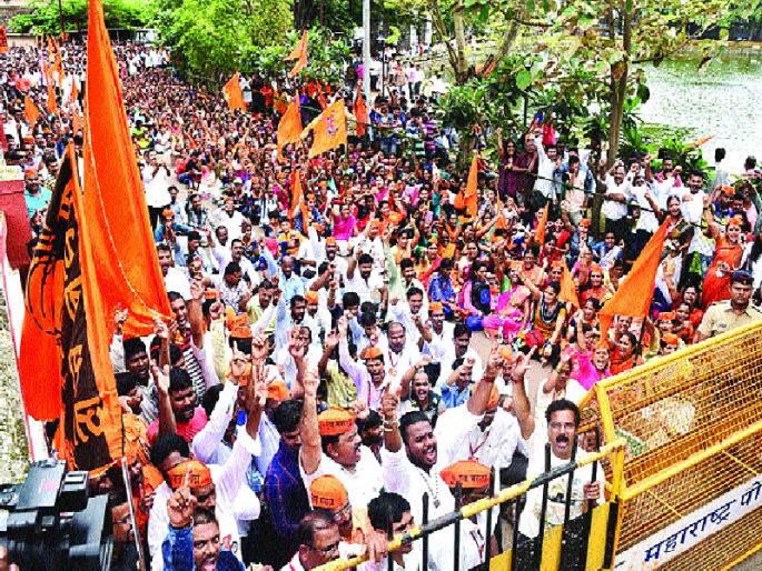 Stop the Mumbai-Goa highway for three hours in Kadkadit | कडकडीत बंद, मुंबई-गोवा महामार्ग तीन तास रोखला