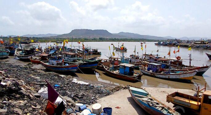 off fishing for two months boats anchored on the shore | दोन महिने मासेमारी बंद; बोटी किनाऱ्यावर शाकारल्या off fishing for two months boats anchored on the shore | दोन महिने मासेमारी बंद; बोटी किनाऱ्यावर शाकारल्या